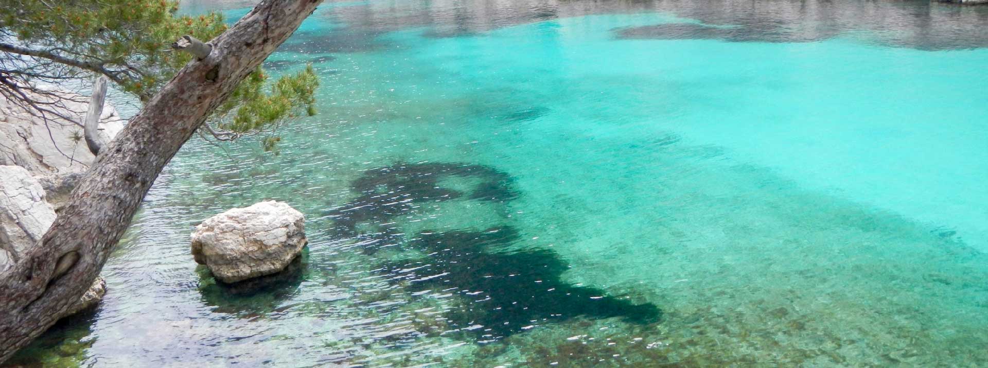 Croisière sur la cote d'Azur avec criques et eau chaude de la méditerranée